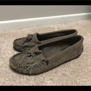 Minnetonka Kitty Gray Grey Moccasins